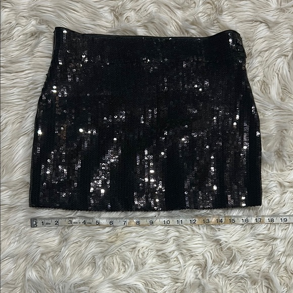Forever Twenty One Women’s Black Sequin Mini Skirt size Medium - Picture 7 of 7
